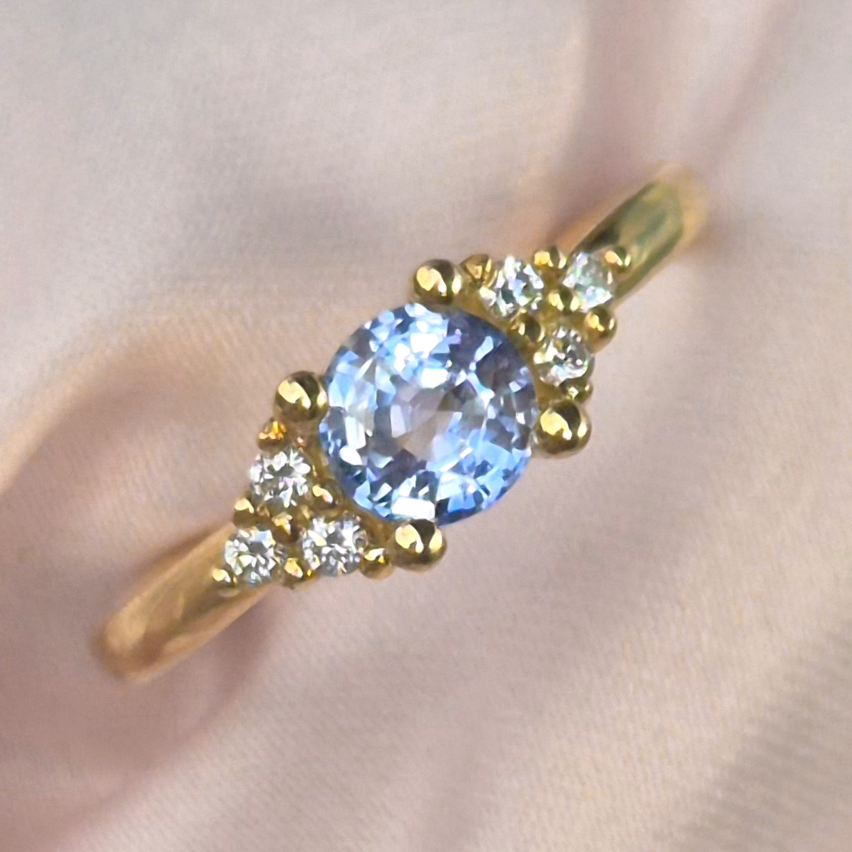 zlatý zásnubný prsten zafír