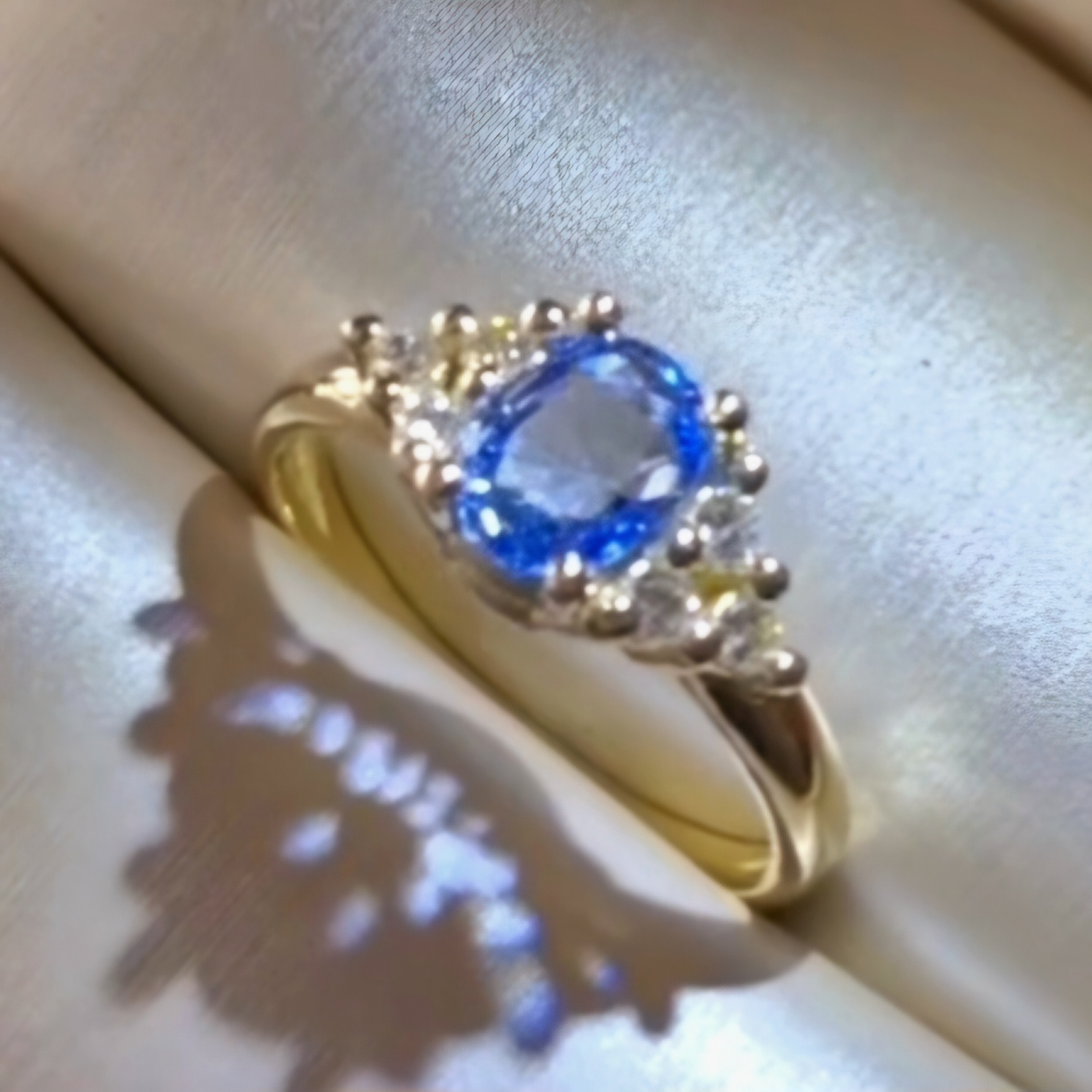 Zlatý prsteň modrý zafír diamanty