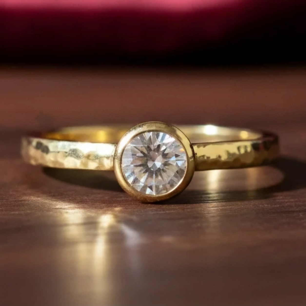 tepaný zlatý zásnubný prsteň s diamantom