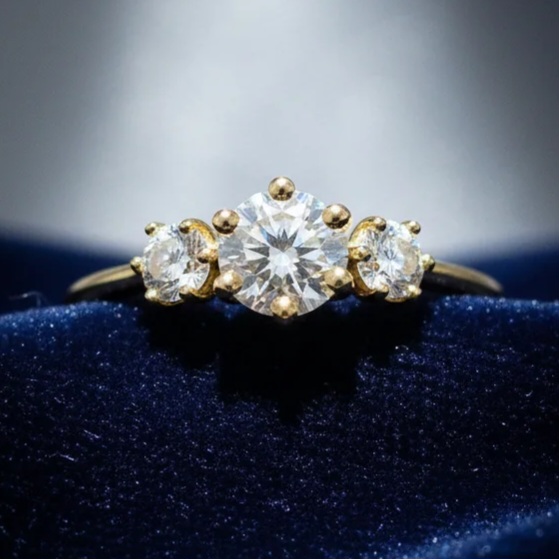 zlatý zásnubný moisanitový prsteň